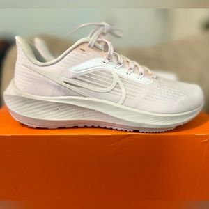 Women’s Nike Air Zoom Pegasus 39 (Size 8.5)